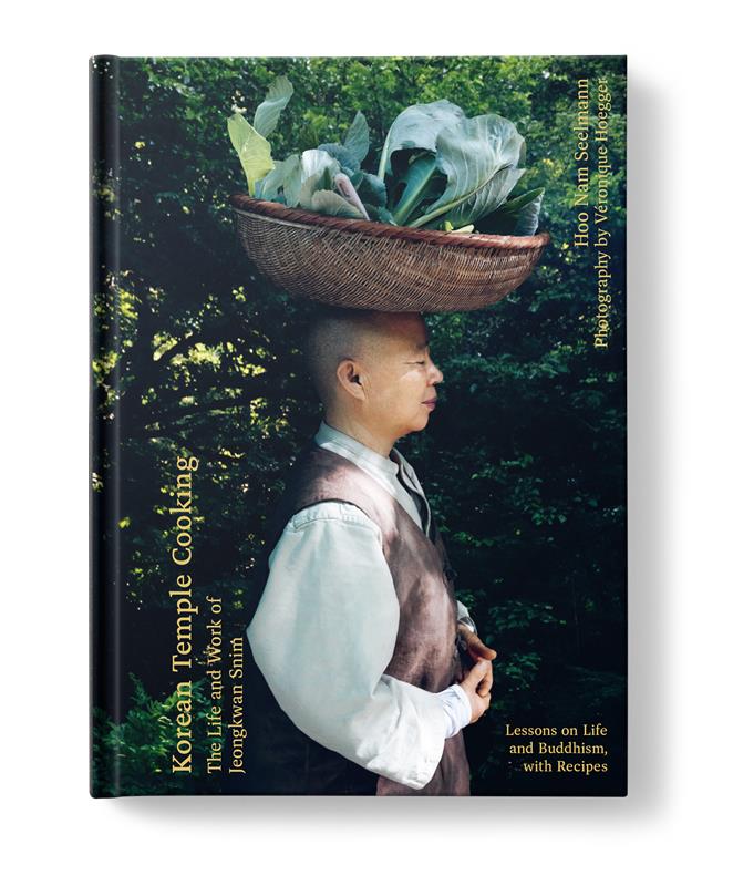 Book cover of Korean Temple Cooking by Hoo Nam Seelmann.